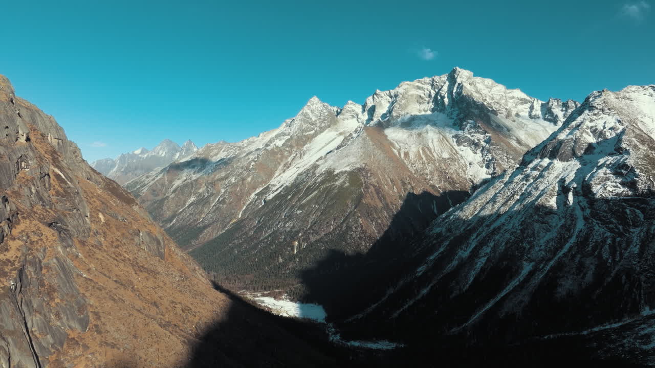 valle de montaña nevado