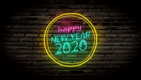 4k. feliz año nuevo lámparas de neón brillantes señal de brillo en la pared de ladrillo negro. tablero de letrero colorido con colorido texto brillante feliz año nuevo 2020 en círculo para la decoración de la fiesta