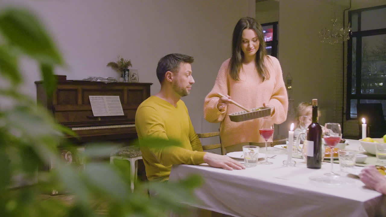 familia sentada a la mesa durante la cena en casa 3