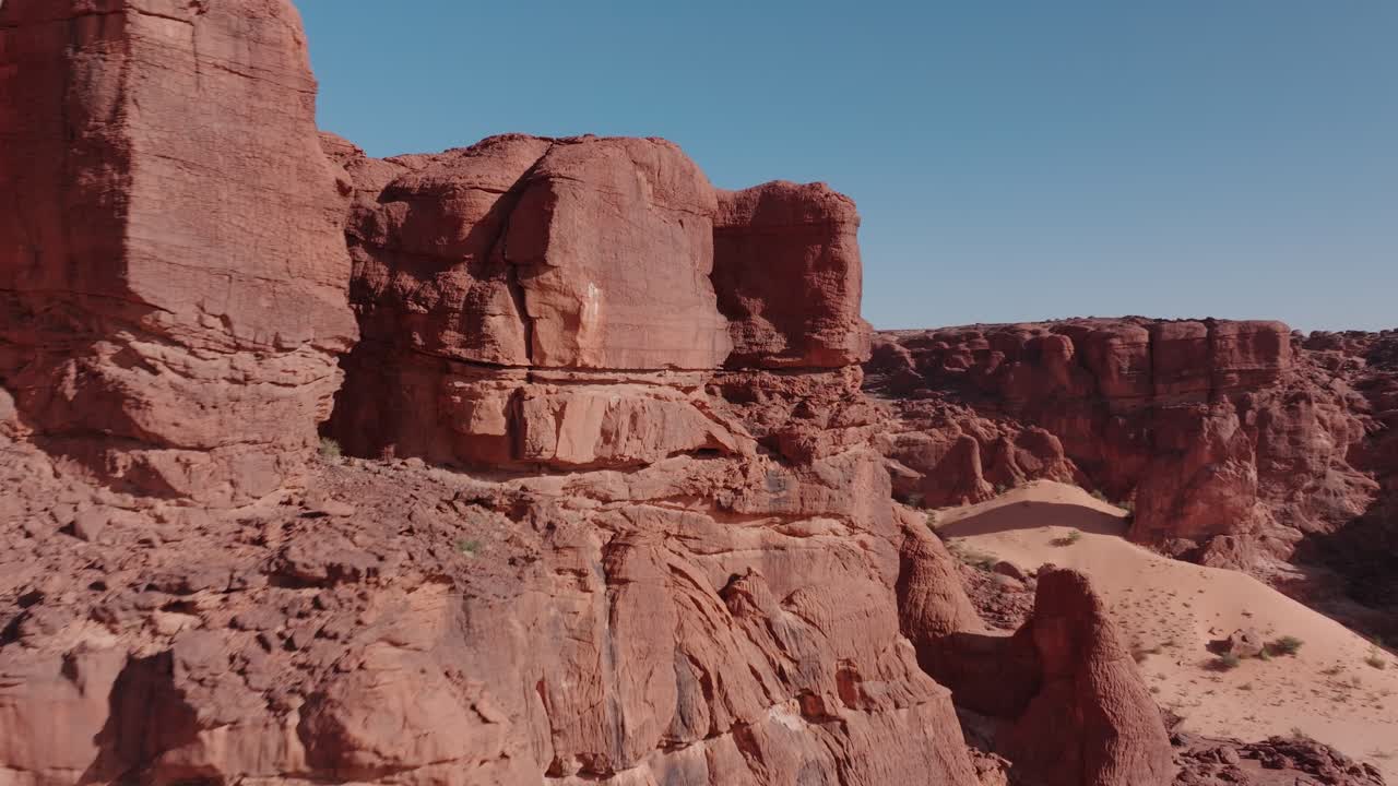 Montagne nel deserto del Sahara, veduta aerea con drone di rocce rosse nelle dune.