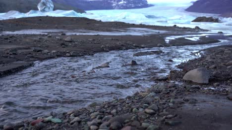 Bach-In-Der-Nähe-Der-Mündung-Des-Skaftafellsjökull-Gletschers-Im-Süden-Islands