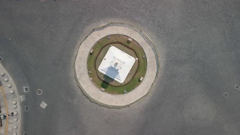 Top-down-aerial-descending-famous-tourism-landmark-Tugu-Yogyakarta,-Indonesia