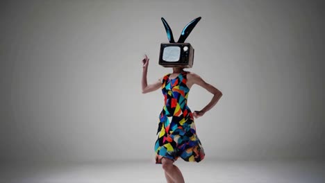 mujer con sombrero de tv retro y vestido colorido