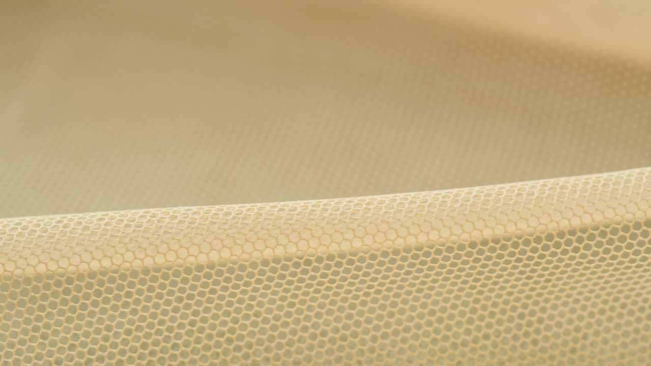 beige malla fina de primer plano. coser un vestido de novia. velo ligero de nylon. sastrería hecha a mano, concepto de ropa profesional. fondo abstracto