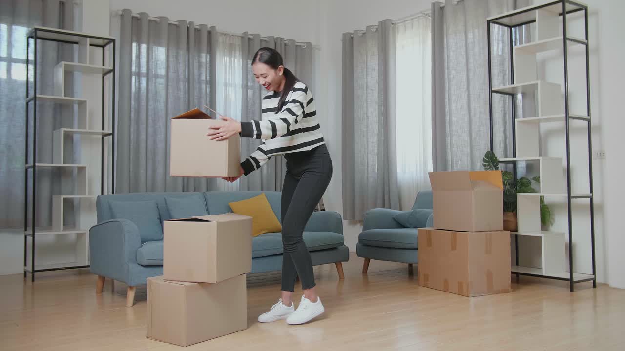 mujer feliz mudándose a un nuevo hogar