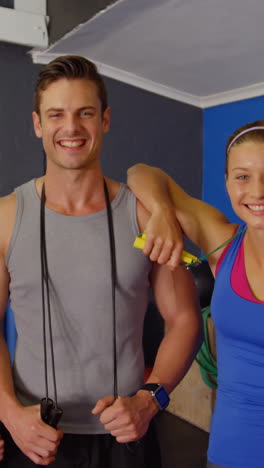 un grupo feliz de personas posando juntas en el gimnasio