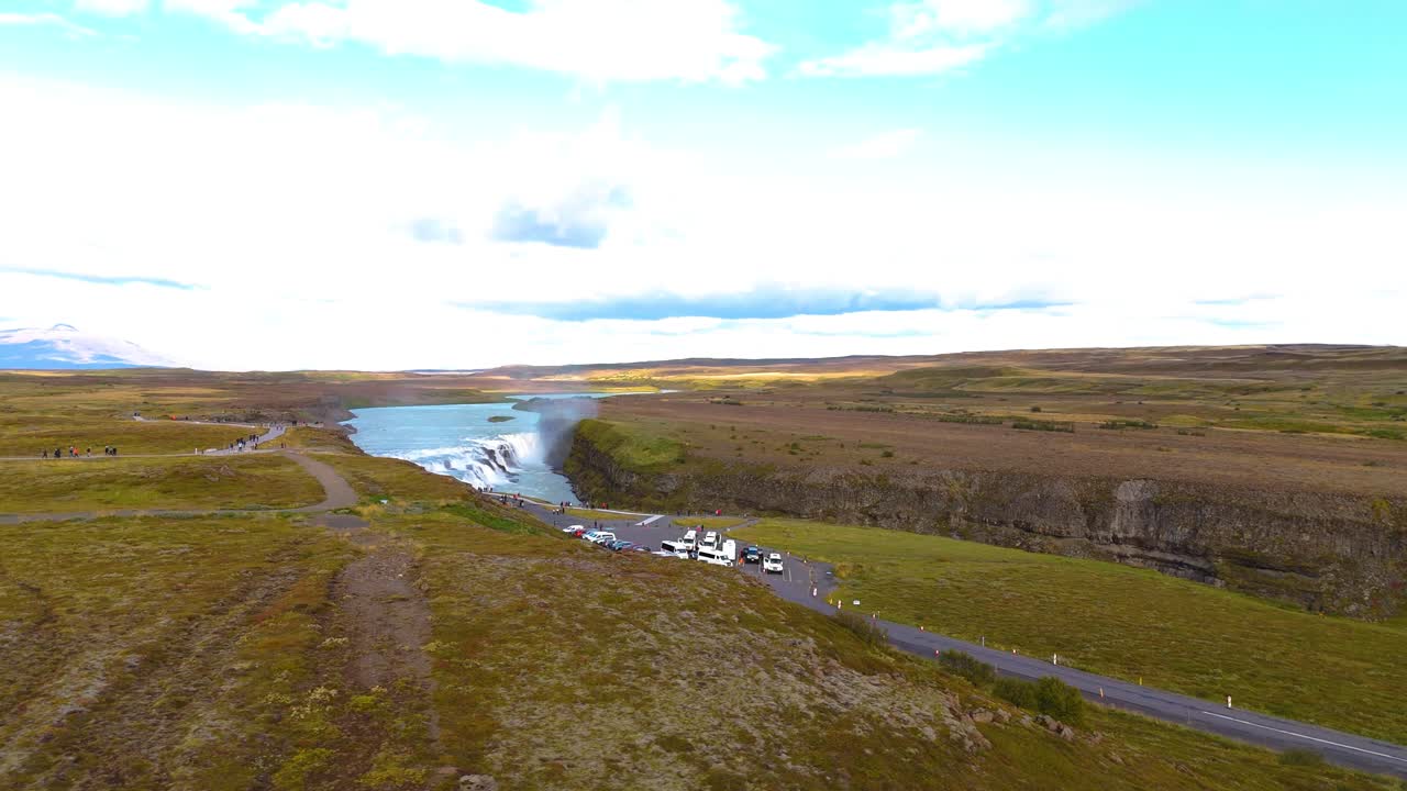 водопад и луга, вращающиеся с воздуха в гуллфосе, исландия, красивый живописный природный ландшафт