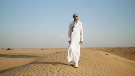 Arab-guy-in-the-desert