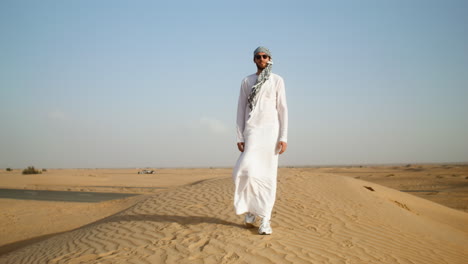 un uomo arabo nel deserto.