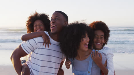 Retrato-De-Familia-Afroamericana-Sonriendo-Juntos-En-La-Playa