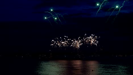 fuegos artificiales desde un barco en el cielo nocturno