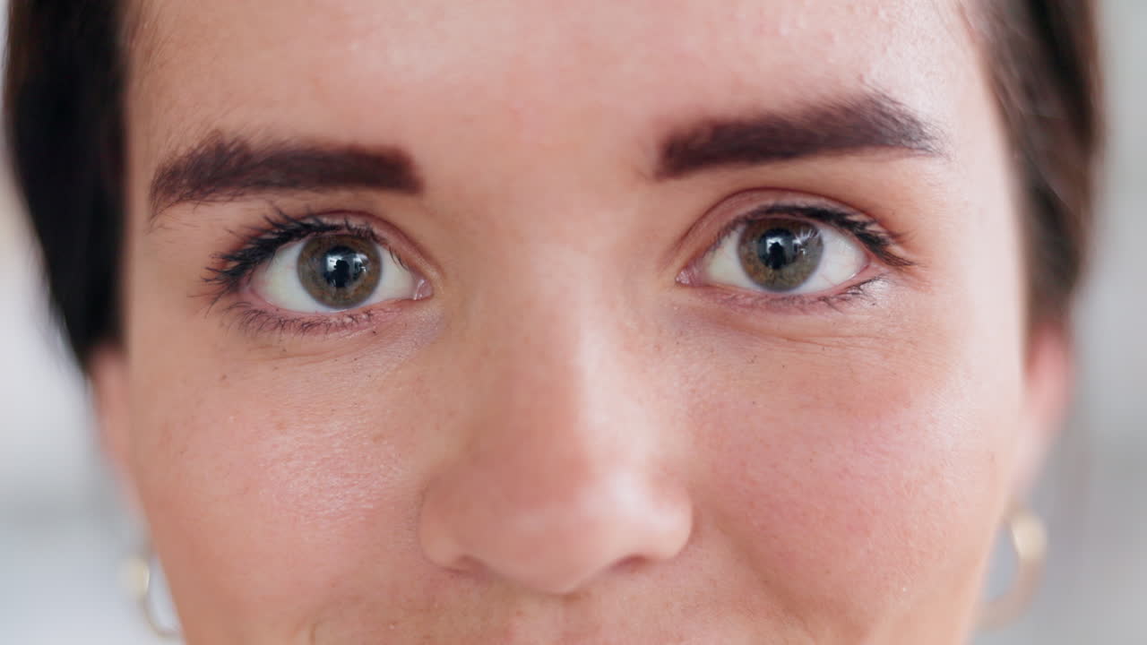 mujer confiada y hermosa emocionada de abrazar