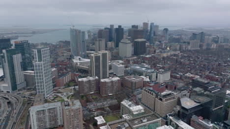 Panoramaaufnahmen-Aus-Der-Luft-Des-Stadtzentrums-Und-Der-Wasseroberfläche-Im-Hintergrund.-Stadtbild-Mit-Bürohochhäusern-In-Der-Innenstadt-An-Bewölkten-Tagen.-Boston,-USA