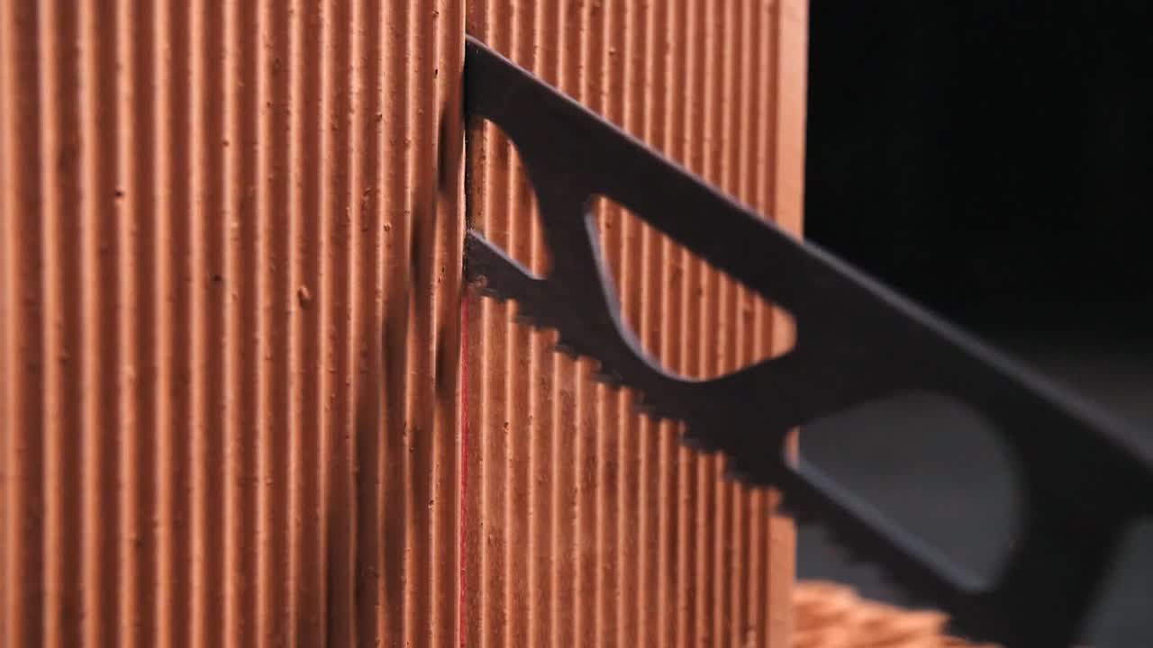 cortar un ladrillo con una sierra especializada