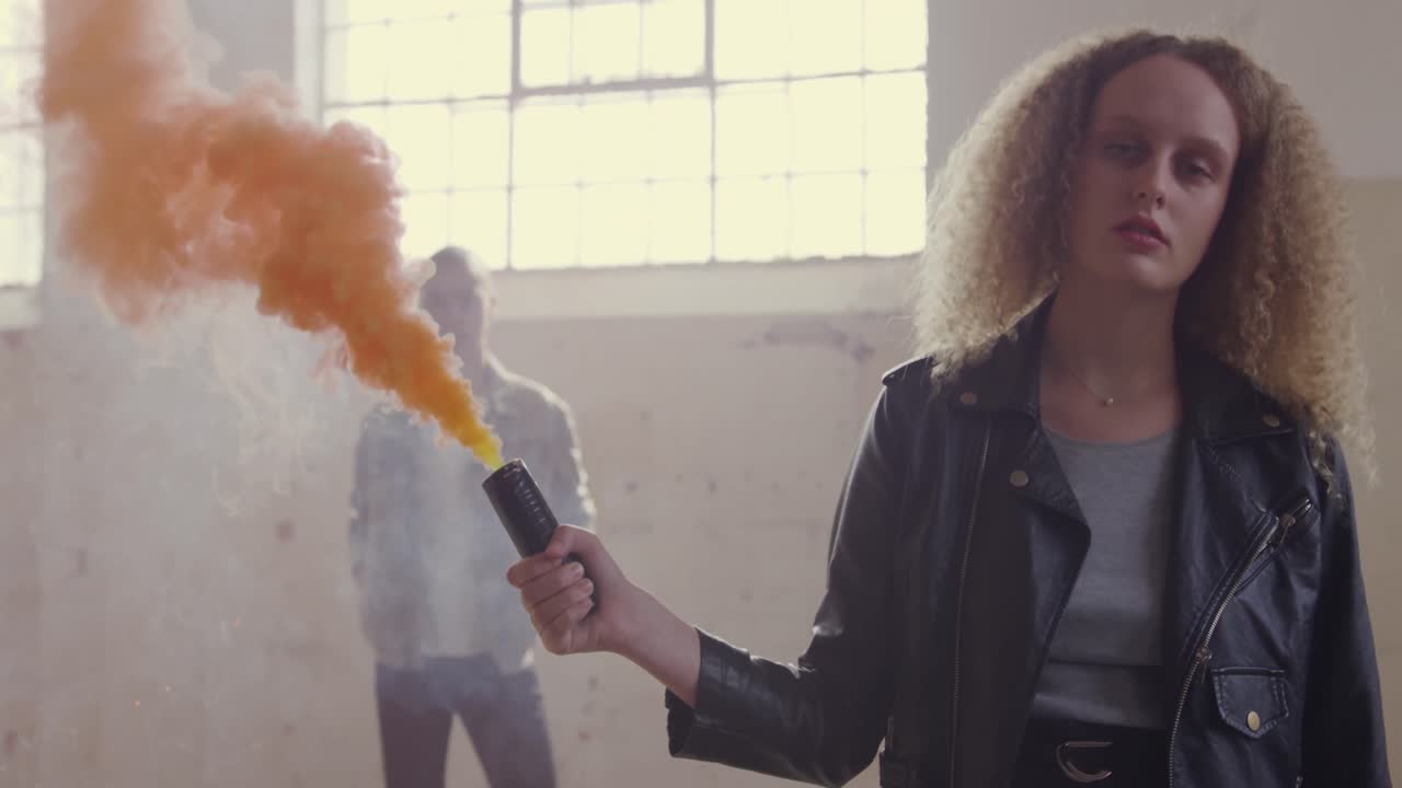 joven de moda y mujer en un almacén abandonado