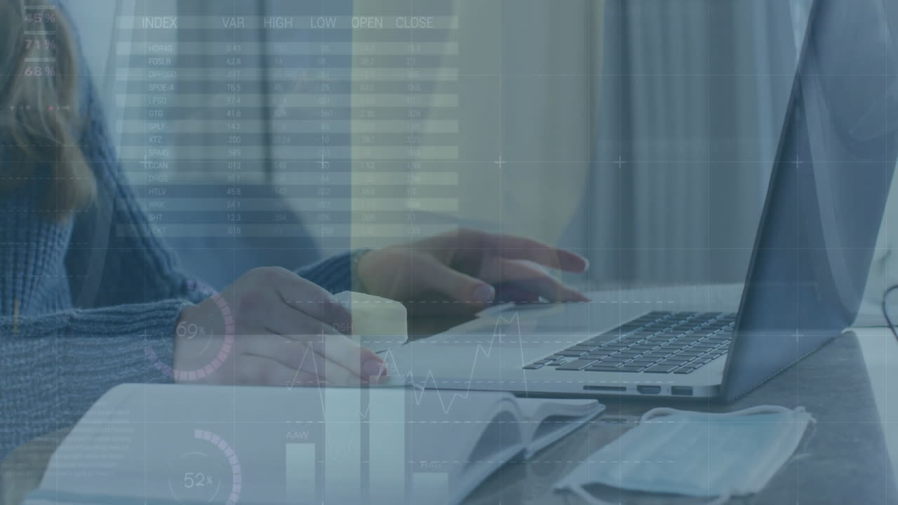 animación del procesamiento de datos sobre una mujer caucásica usando una computadora portátil