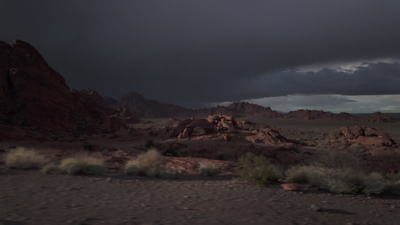 Nuvole di tempesta nel deserto del Nevada al Valley of Fire State Park