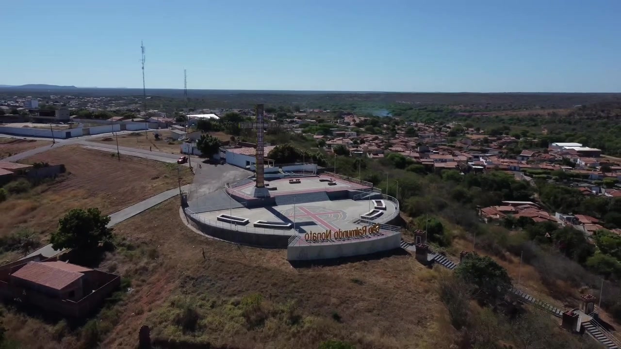 Luchtfoto van het monumentale kruis bij uitzichtpunt Cruzeiro, uitkijkend over de historische stad Sao Raimundo Nonato in Piaui, Noordoost-Brazilië op een zonnige dag