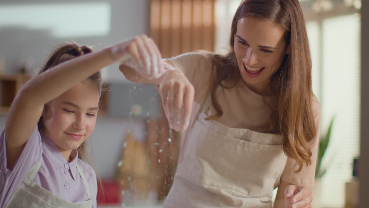 madre e hija horneando en casa