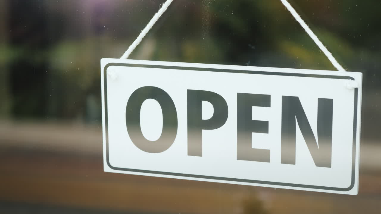 성공한 여성의 초상화 - 광장의 유리문 뒤에 서 있는 그의 사업주