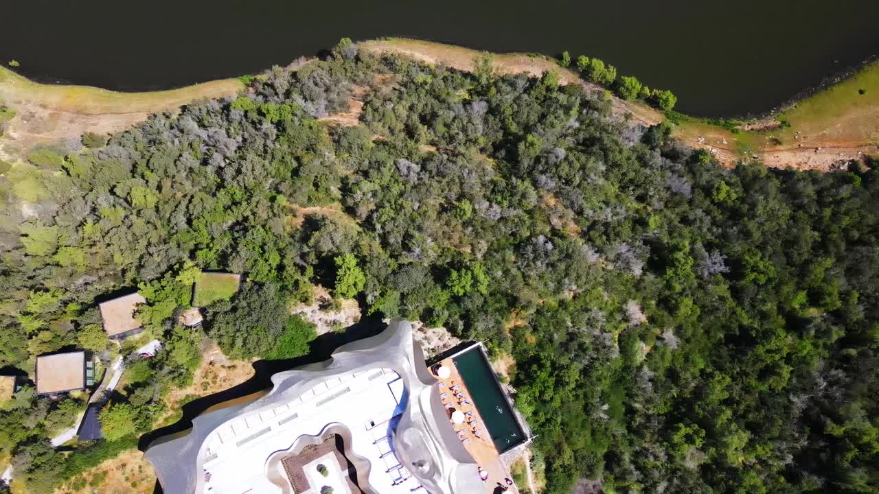 toma aérea del hotel vik, millahue, chile, uhd 4k