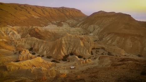 hermoso valle en el desierto amarillo de judea con cielo azul al amanecer