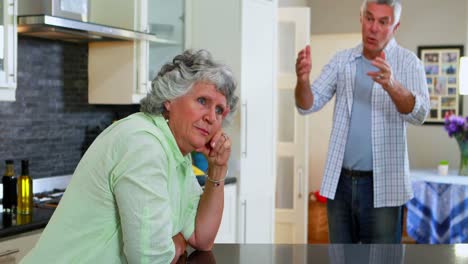 Frustrierter-älterer-Mann,-Der-Frau-In-Der-Küche-Anschreit-4k
