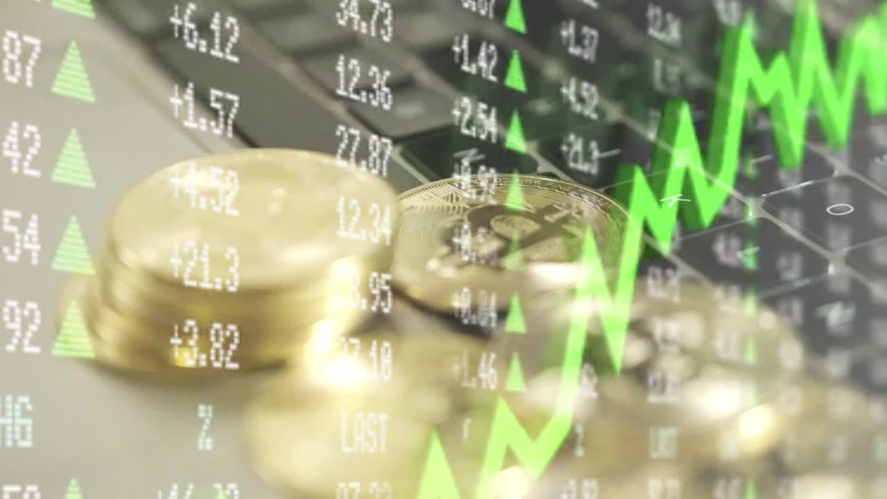 btc bitcoin monedas gráfico subiendo, gráfico verde pantalla del mercado de valores dinero portátil inversión en criptomonedas digitales, números de cerca