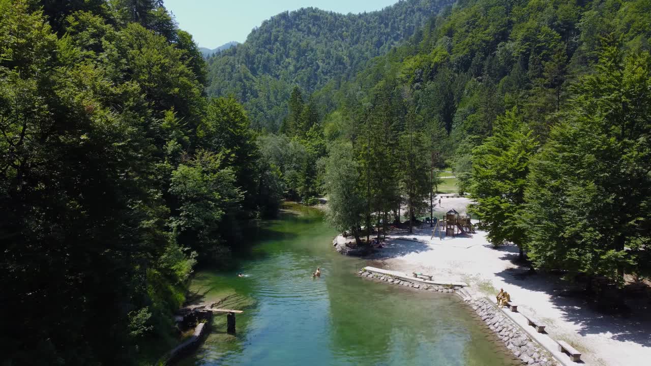 Idrijska Bela, fiume mozzafiato e paesaggio naturale della Slovenia, vista a volo d'uccello