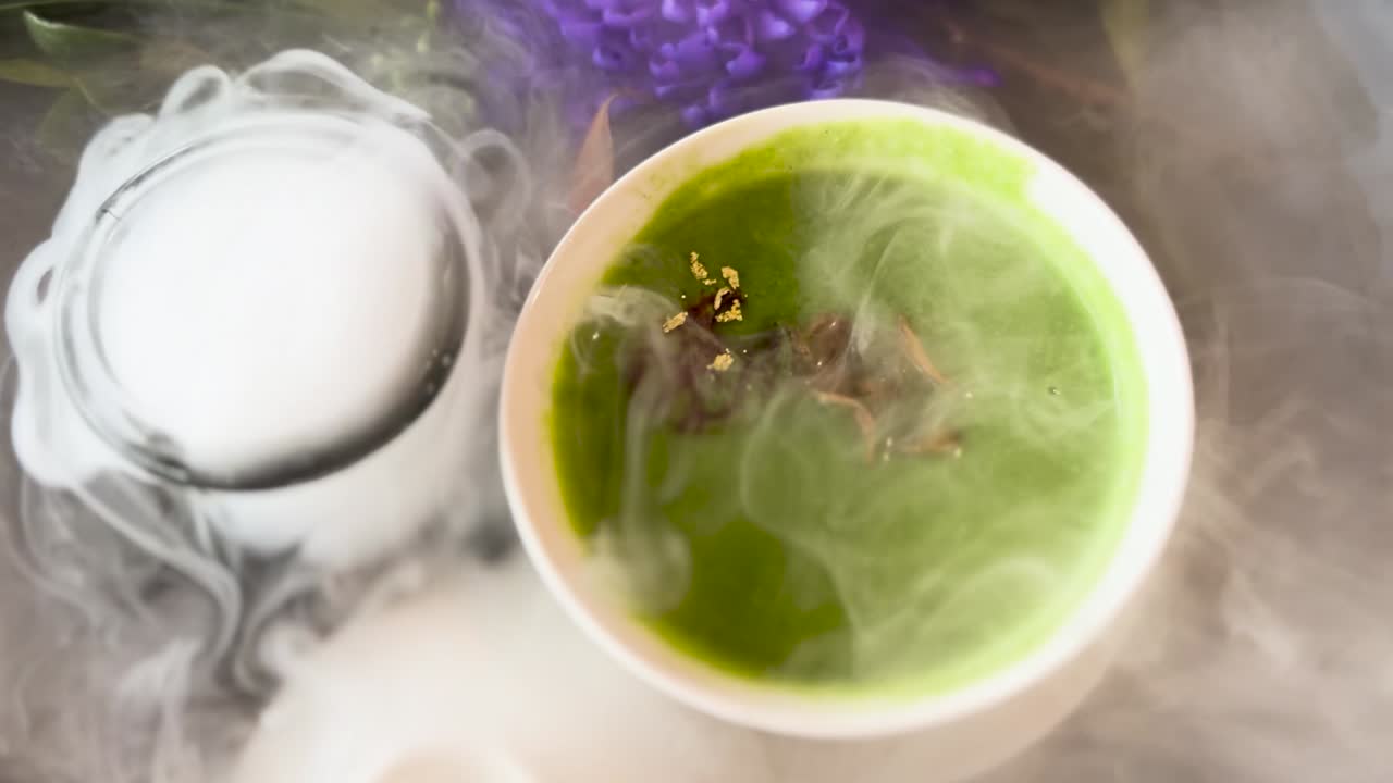 estética hielo seco humo bandeja de sopa verde lujosa buena comida
