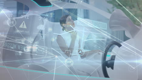una mujer conduce en una ciudad futurista con red digital e interfaz de datos.
