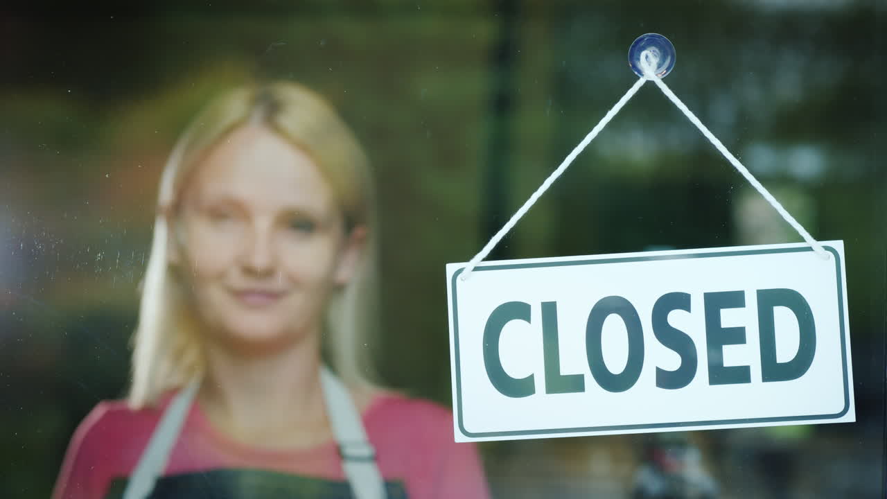 la vendedora gira la tableta que dice cerrado para abrir el comienzo del día abre tu negocio