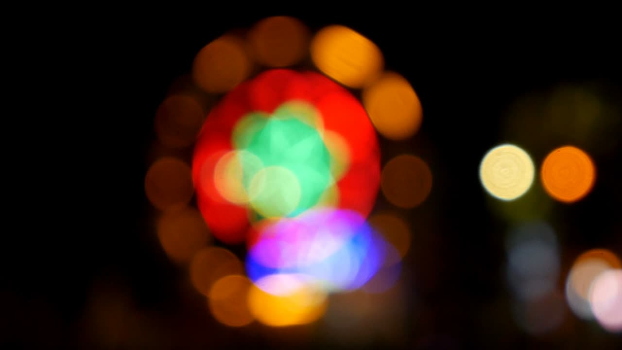 efectos de luz bokeh. la rueda gigante tailandesa en el mercado nocturno