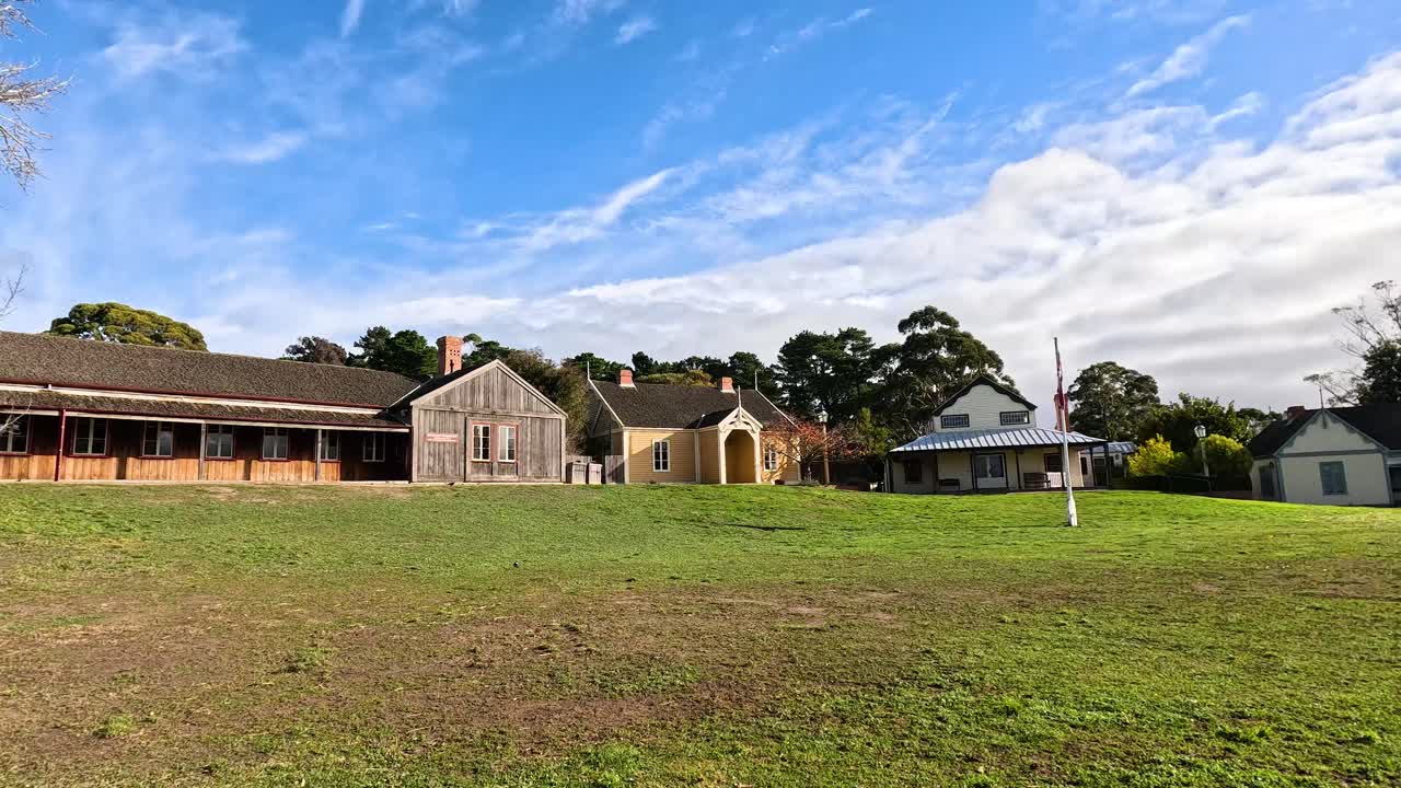 viejos edificios de la ciudad bajo un cielo brillante