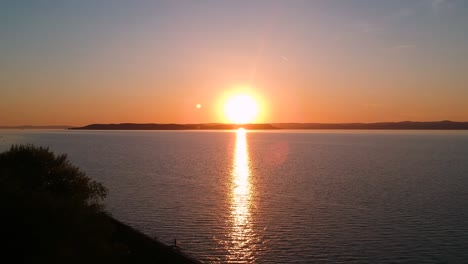 puesta de sol en el lago balaton en primavera, hungría, europa grabada con un dron dji en 1080p full hd