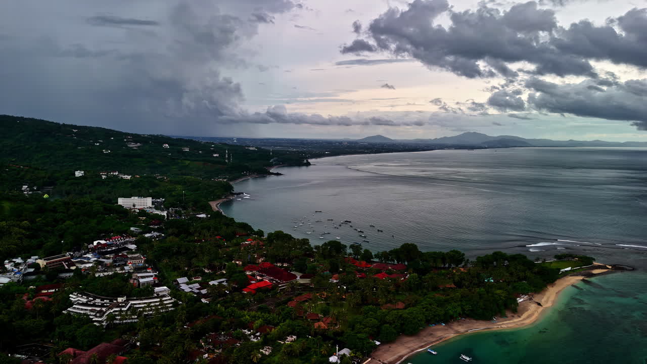 Spiaggia di Senggigi sull'isola di Lombok in Indonesia, ripresa aerea con drone, Sud-est asiatico.
