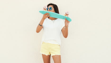 mujer con una patineta pastel