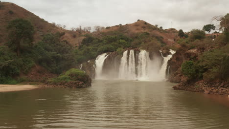 Volando-Sobre-Una-Cascada-En-Kwanza-Sul,-Binga,-Angola-En-El-Continente-Africano-5