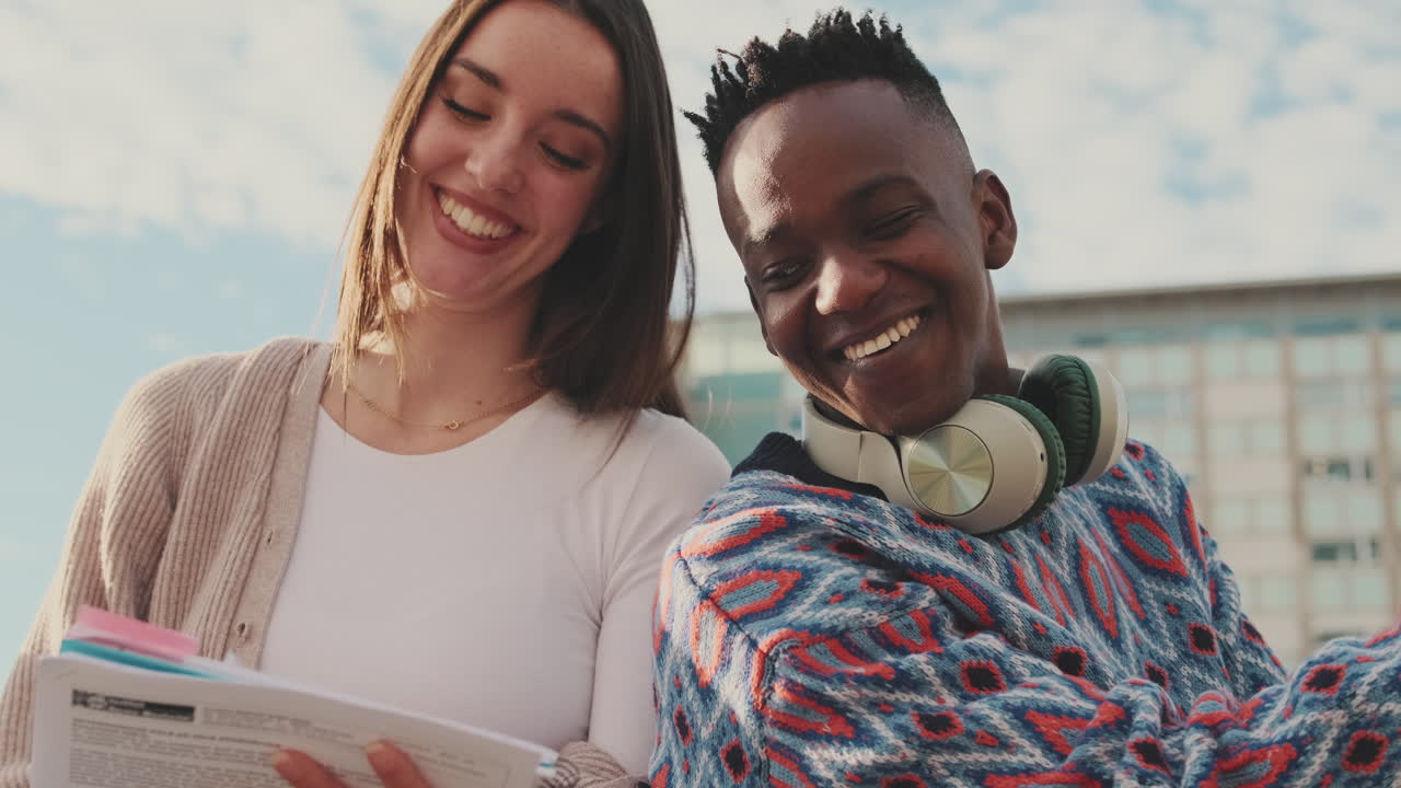 Alunos rindo e estudando juntos no campus