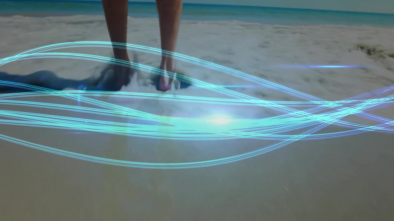 Donna che cammina verso la telecamera sulla spiaggia, con i piedi che toccano la risacca mentre scie blu-verdi convergono, demo tecnologica.