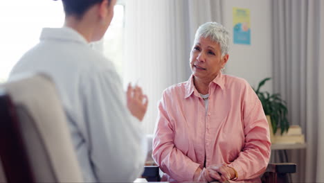 Madura,-Mujer-Y-Médico-Para-Consultar-En-El-Consultorio