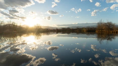 Lapso-De-Tiempo-Del-Reflejo-De-Las-Nubes-Y-La-Puesta-De-Sol-Sobre-El-Lago-Espejo