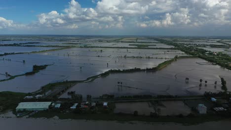 vista de seguimiento aéreo de la colorida tarde del delta del mekong sobre tierras agrícolas y vías fluviales en vietnam