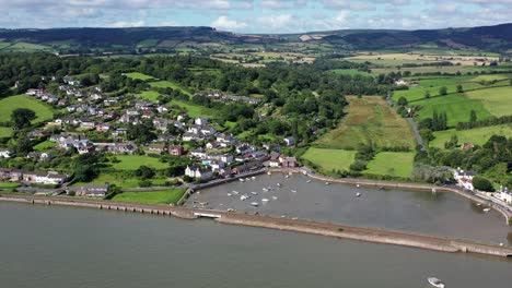 Luftdrohnenaufnahme,-Die-Sich-Von-Rechts-Nach-Links-Bewegt-Und-Das-Dorf-Cockwood-Und-Den-Hafen-An-Der-Exe-Mündung-In-Devon,-Großbritannien,-Zeigt