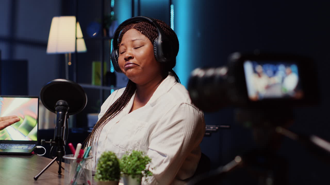 인터넷 캐스트에 초청된 여성이 팬들에게 흥미로운 이야기를 들려주면서 카메라를 바라보고 있습니다.