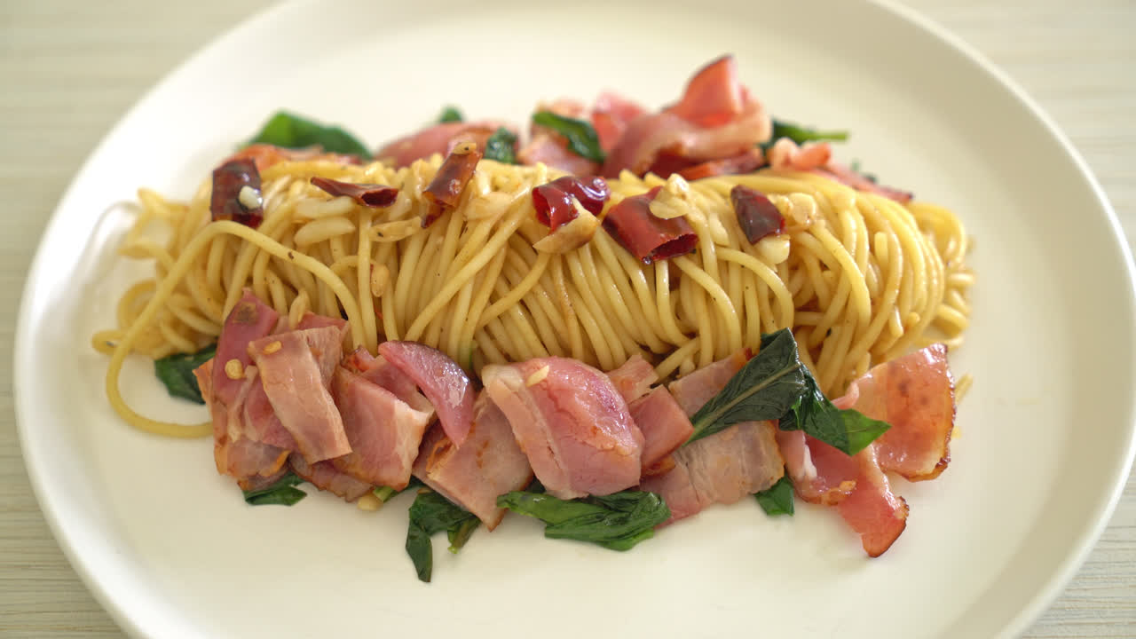 말린 칠리와 베이컨을 곁들인 볶은 스파게티