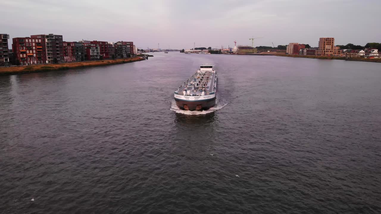 네덜란드의 강을 통해 빈 컨테이너 선박 드라이브