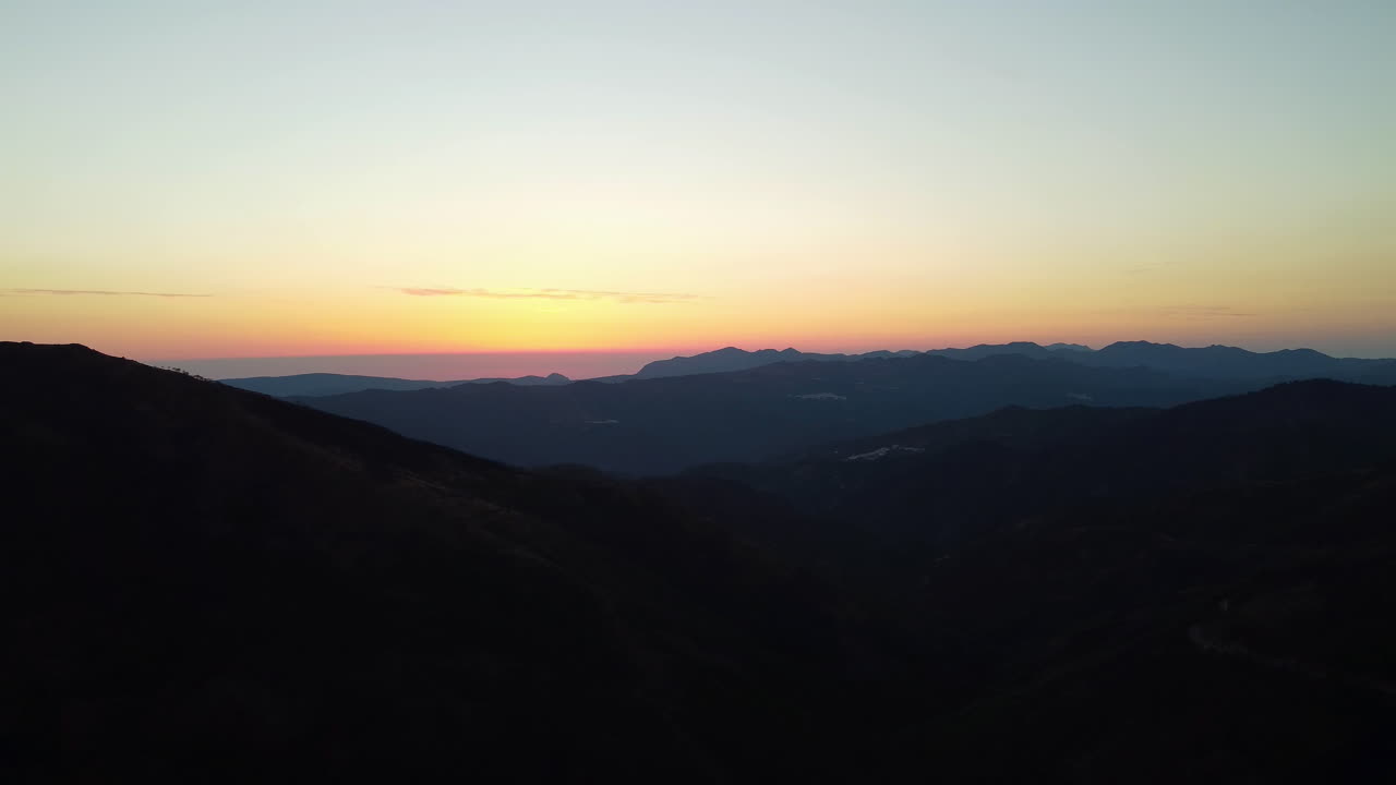 un avión no tripulado observa el horizonte de las montañas cerca de estepona al atardecer