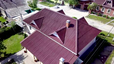 vista aérea de una casa con un techo de metal rojo