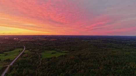 Erstaunliche-Dämmerungsszene-Während-Des-Sonnenuntergangs-Mit-Bewaldeter-Landschaft-Und-Landstraße